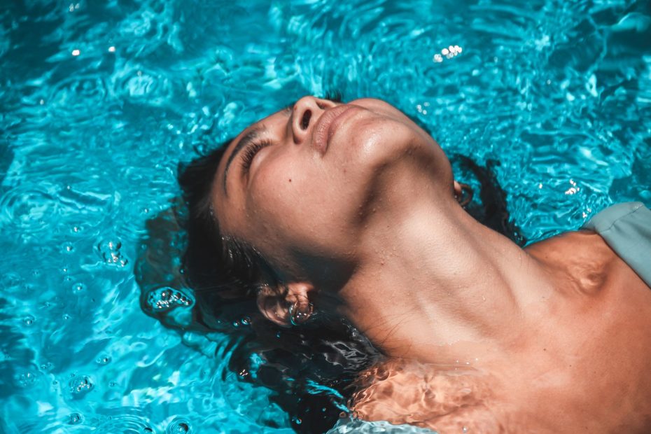 Frau im Bikini am Wasser