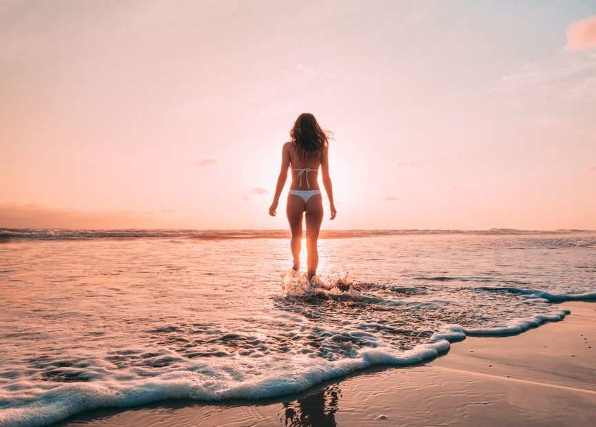Frau im Bikini am Wasser