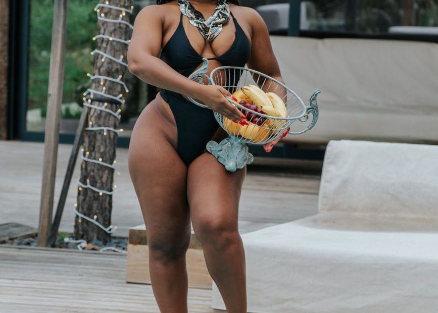Frau im Bikini am Wasser