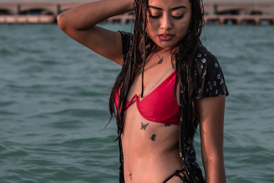 Frau im Bikini am Wasser