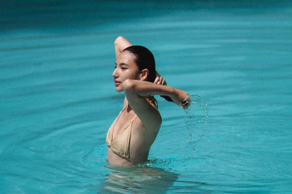 Frau im Bikini am Wasser